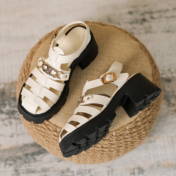 Ženske sandale s grubim potplatom i metalnim ukrasom