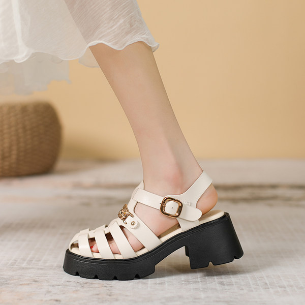 Ženske sandale s grubim potplatom i metalnim ukrasom