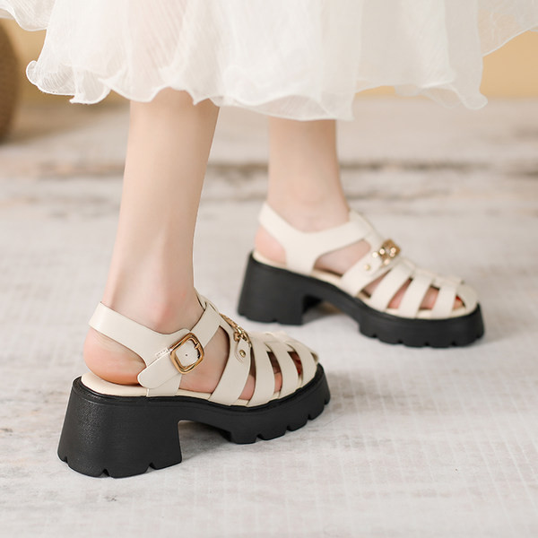 Ženske sandale s grubim potplatom i metalnim ukrasom