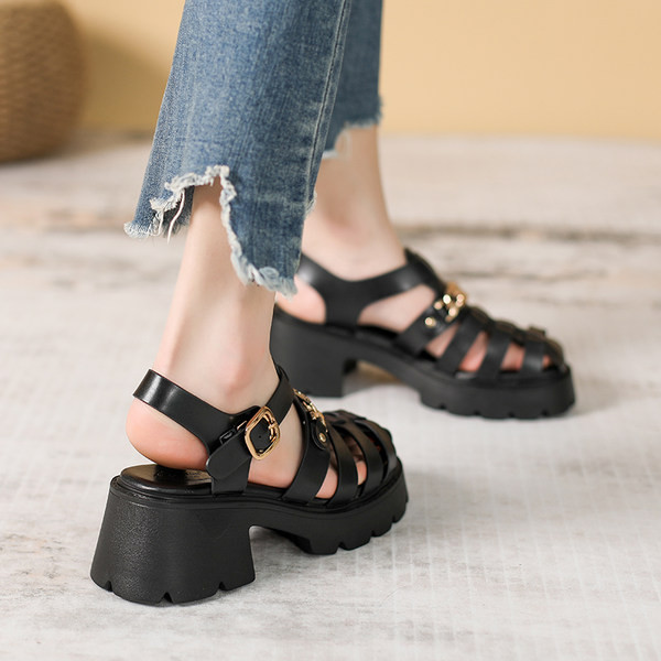 Ženske sandale s grubim potplatom i metalnim ukrasom