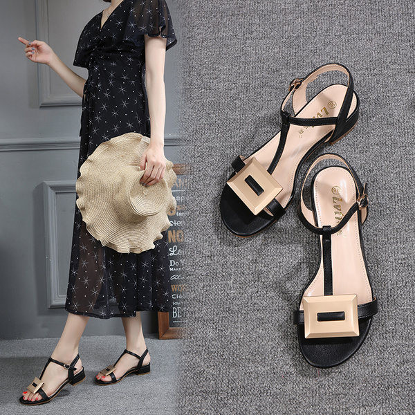 Ženske sandale s metalnim ukrasom i tankim remenčićima