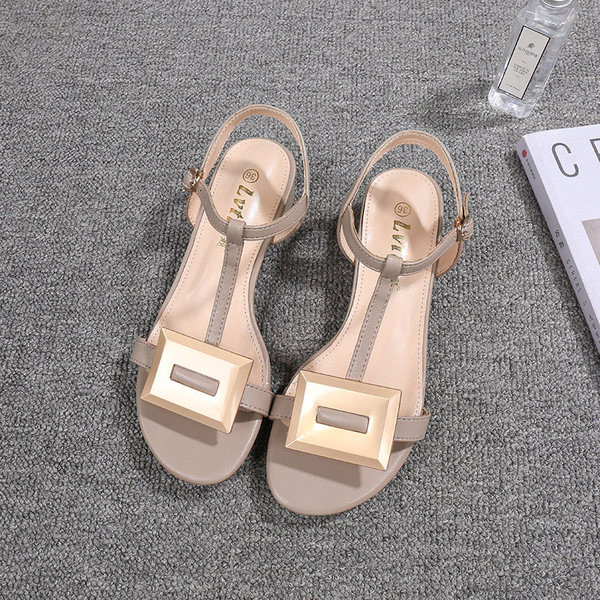 Ženske sandale s metalnim ukrasom i tankim remenčićima