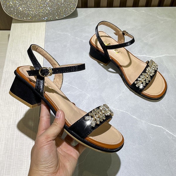 Ležerne ženske sandale s kamenčićima i visokom četvrtastom petom od 4 cm