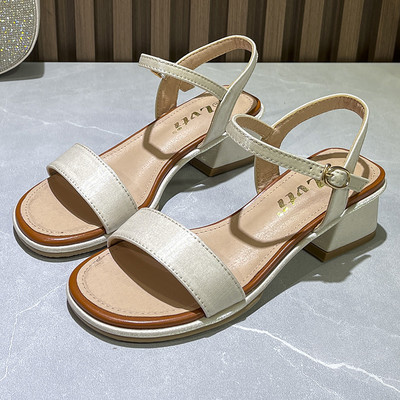 Κλασικό μοντέλο γυναικεία σανδάλια από οικολογικό δέρμα με χοντρό τετράγωνο τακούνι