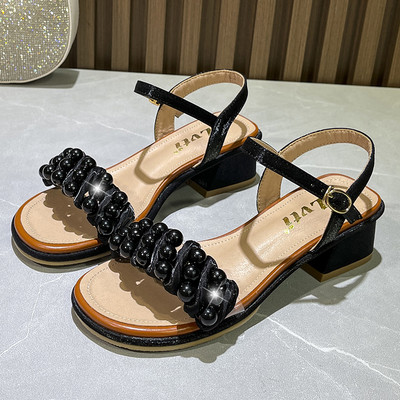 Γυναικεία σανδάλια με υφασμάτινα λουράκια  και διακοσμητικές πέρλες