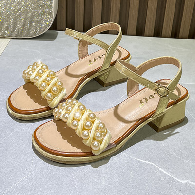 Γυναικεία σανδάλια με υφασμάτινα λουράκια  και διακοσμητικές πέρλες