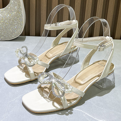 Μοντέρνα γυναικεία σανδάλια με πέτρες και πέρλες