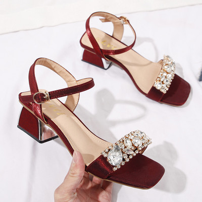 Модерни дамски сандали с декоративни камъни и дебел квадратен ток