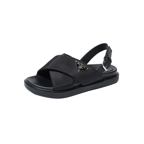 Moteriškos laisvalaikio odinės basutės su metaline sagtimi