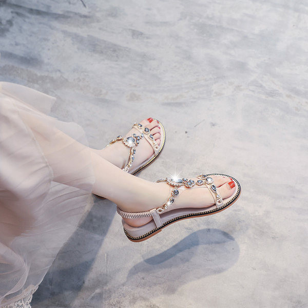 Дамски сандали с равна подметка и декоративни камъни и метални нитове