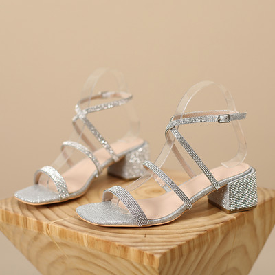 Γυναικεία κομψά σανδάλια με λεπτά λουράκια και διακοσμητικές πέτρες