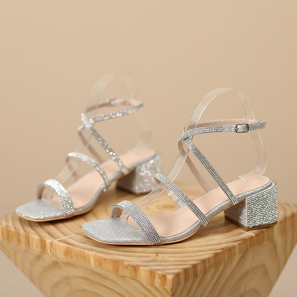 Γυναικεία κομψά σανδάλια με λεπτά λουράκια και διακοσμητικές πέτρες