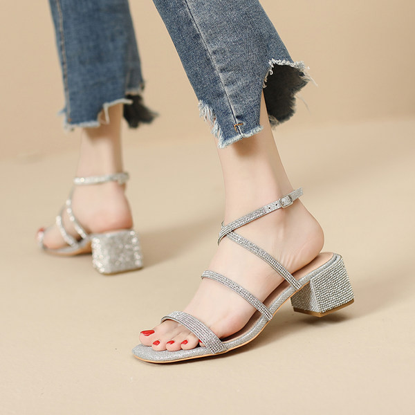 Γυναικεία κομψά σανδάλια με λεπτά λουράκια και διακοσμητικές πέτρες