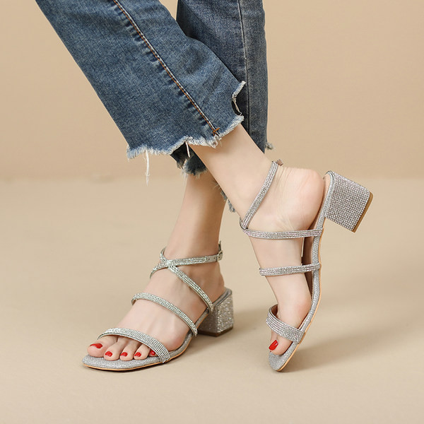 Γυναικεία κομψά σανδάλια με λεπτά λουράκια και διακοσμητικές πέτρες