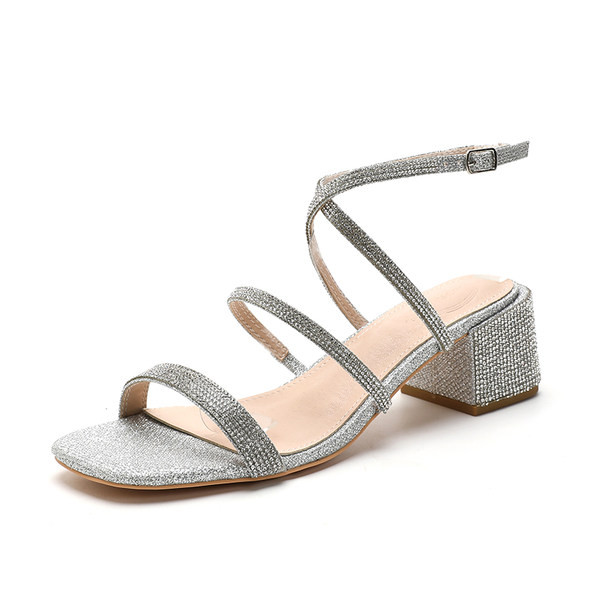 Γυναικεία κομψά σανδάλια με λεπτά λουράκια και διακοσμητικές πέτρες