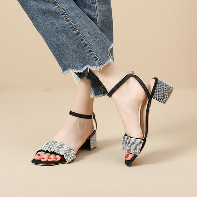 Μοντέρνα γυναικεία σανδάλια με πέτρες