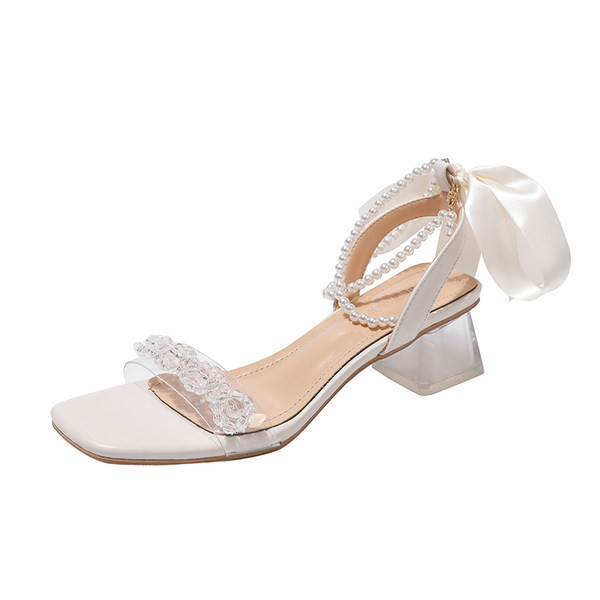 Μοντέρνα σανδάλια με χοντρές διαφανείς πέρλες με τακούνι και κορδέλα