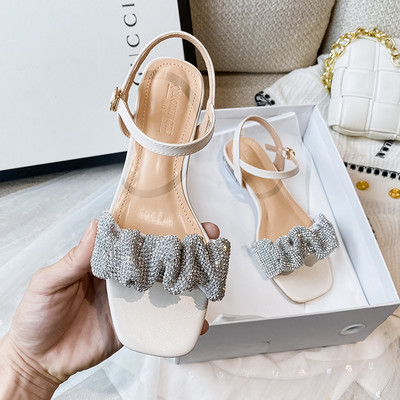 Casual πέδιλα με επίπεδη σόλα και μεταλλικό κούμπωμα