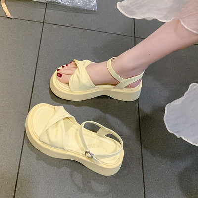 Ležerne sandale s platformom s križnim remenom