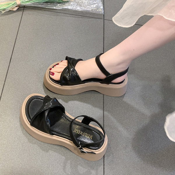 Ležerne sandale s platformom s križnim remenom