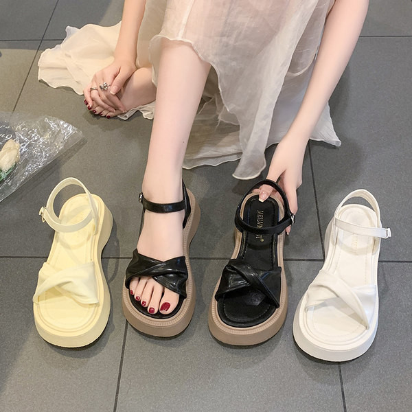 Ležerne sandale s platformom s križnim remenom