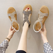 Ležerne sandale s remenčićima sa sjajnim efektom