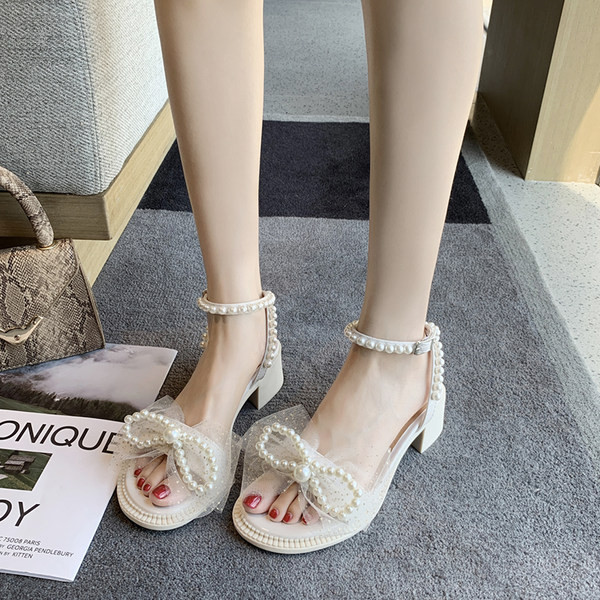 Γυναικεία σανδάλια με κορδέλα από πέρλες