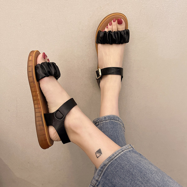 Γυναικεία πέδιλα casual από οικολογικό δέρμα με μεταλλική αγκράφα