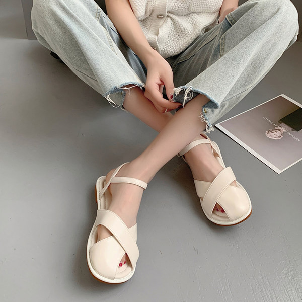 Ženske zatvorene sandale od eko kože