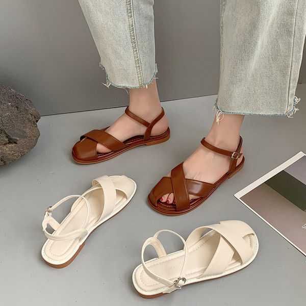 Ženske zatvorene sandale od eko kože