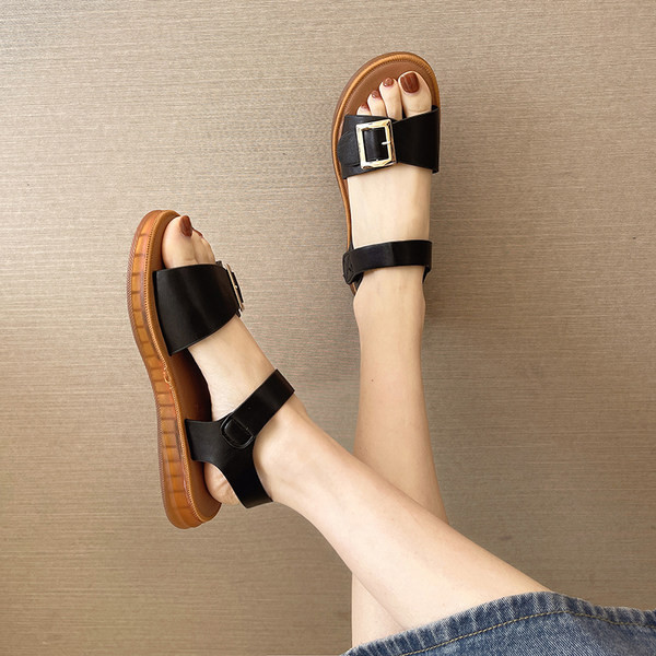 Casual πέδιλα από οικολογικό δέρμα με μεταλλική αγκράφα