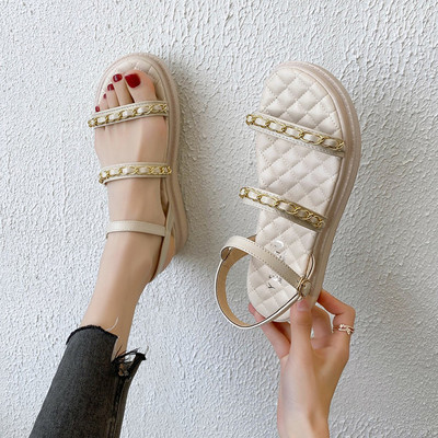 Γυναικεία casual πέδιλα με μεταλλική διακόσμηση