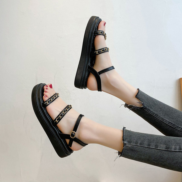 Γυναικεία casual πέδιλα με μεταλλική διακόσμηση