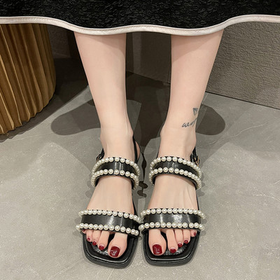 Γυναικεία πέδιλα με λουράκι από δέρμα με πέρλες