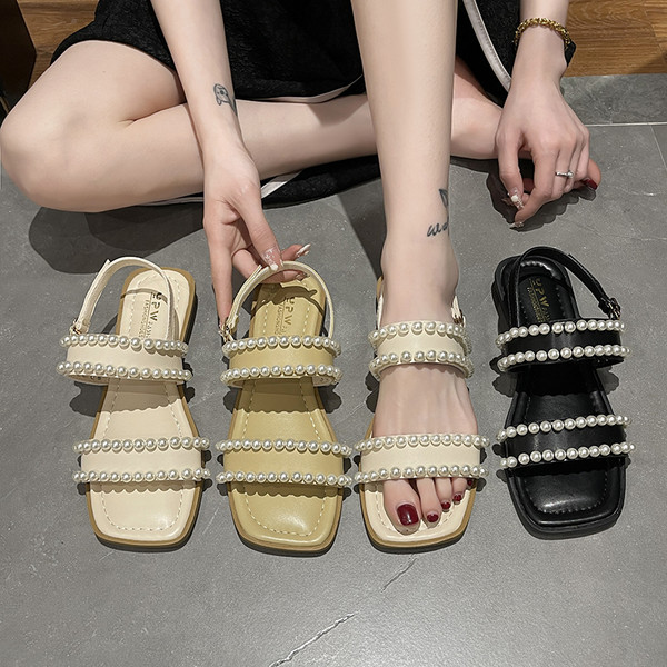 Γυναικεία πέδιλα με λουράκι από δέρμα με πέρλες