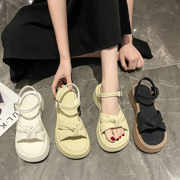 Дамски сандали с груба подметка 