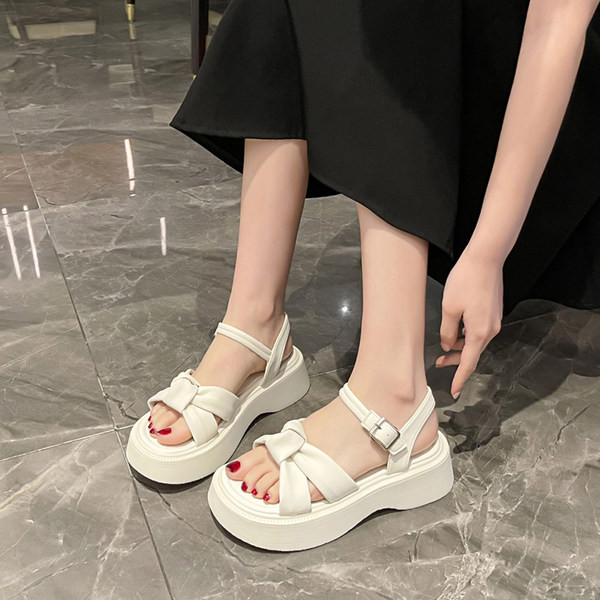 Дамски сандали с груба подметка 