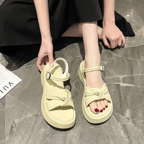 Дамски сандали с груба подметка 