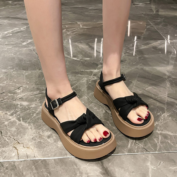 Дамски сандали с груба подметка 