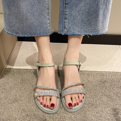 Casual σανδάλια με λαμπερό αποτέλεσμα