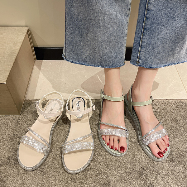 Casual σανδάλια με λαμπερό αποτέλεσμα