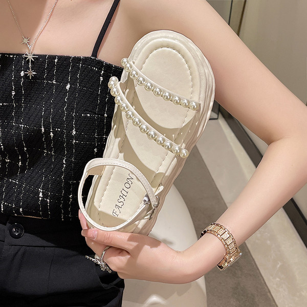 Γυναικεία πέδιλα με πέρλες - λευκό και μαύρο χρώμα
