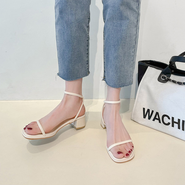 Σανδάλια με χοντρό τετράγωνο τακούνι 5cm και μεταλλικό κούμπωμα για γυναίκες