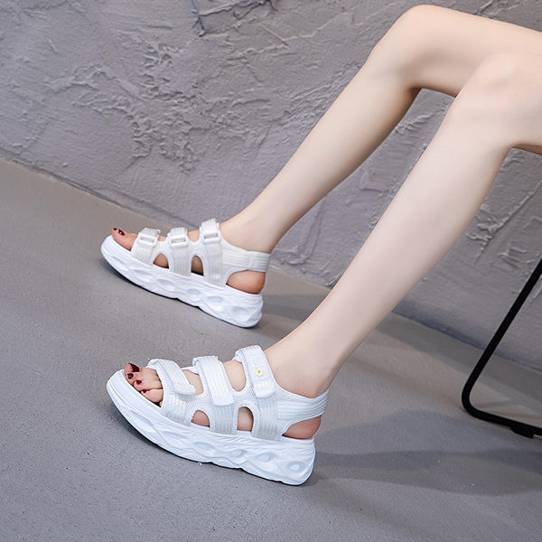 Ženske sandale s grubim potplatom i čičak zakrpama