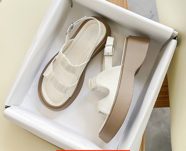 Дамски сандали на платформа с каишки от еко кожа и набран ефект