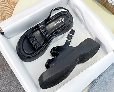 Дамски сандали на платформа с каишки от еко кожа и набран ефект