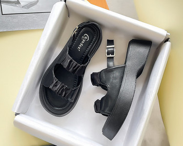 Дамски сандали на платформа с каишки от еко кожа и набран ефект