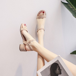 Καλοκαιρινά σανδάλια από οικολογικό σουέτ με χαμηλό χοντρό τακούνι