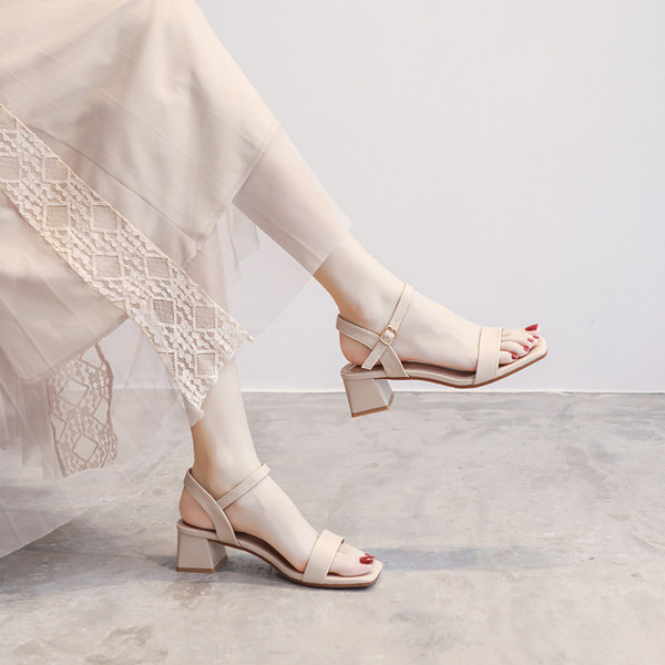 Дамски сандали с дебел квадратен ток 5см и метално закопчаване 