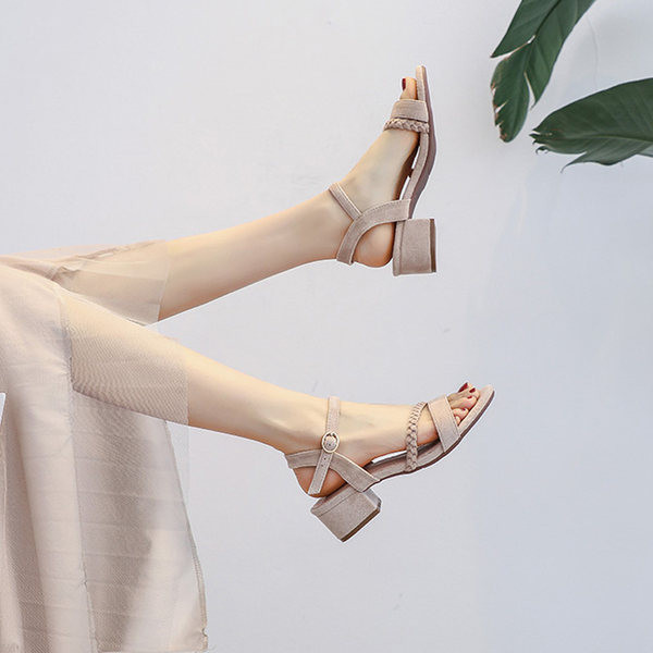 Moderne ženske sandale na četvrtastu petu